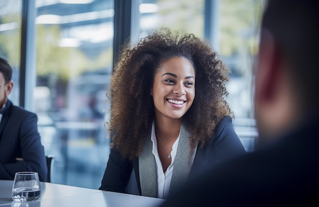 Une femme d'affaires portant des vêtements formels dans son bureau d'affaires