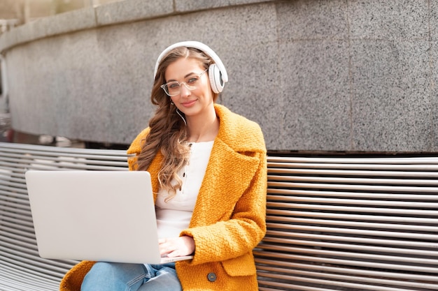 femme affaires, porter, lunettes, écouter, musique, casque