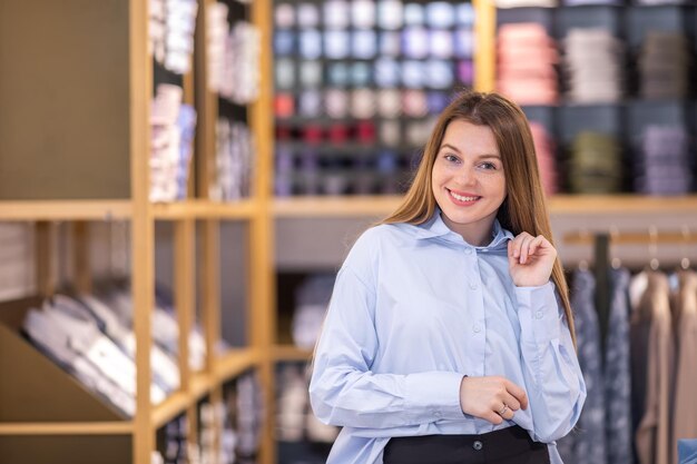 Une femme d'affaires prend une photo à l'arrière-plan de son magasin