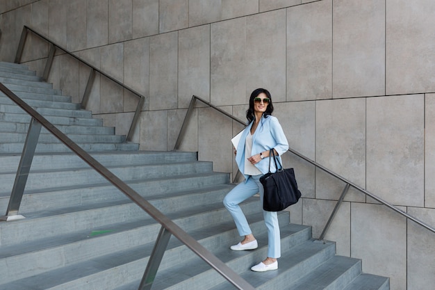 Femme d'affaires pressée de travailler sur le fond du centre de bureau