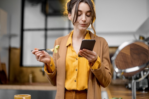 Femme d'affaires pressée de travailler le matin