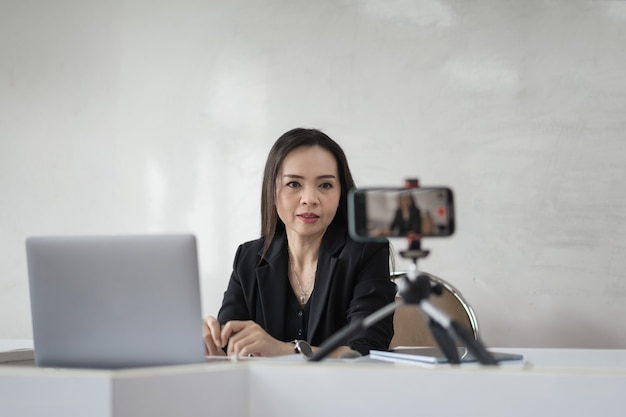 Une femme d'affaires ou un professeur d'Asie du Sud-Est fait une vidéoconférence en appelant un ordinateur portable