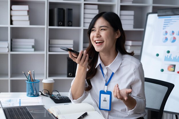 Photo une femme d'affaires professionnelle a un appel téléphonique avec son collègue au sujet du projet en cours.