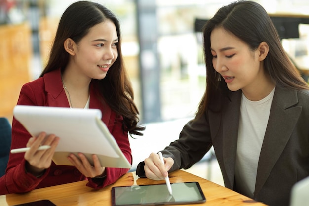 Femme d'affaires professionnelle formant le nouveau personnel au bureau, encadrant, enseignant et expliquant le travail.