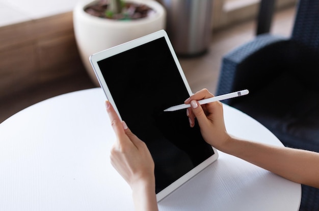 Femme d'affaires prospère à l'aide de tablette numérique