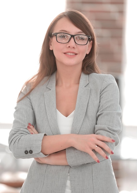 Femme d'affaires prospère au bureau