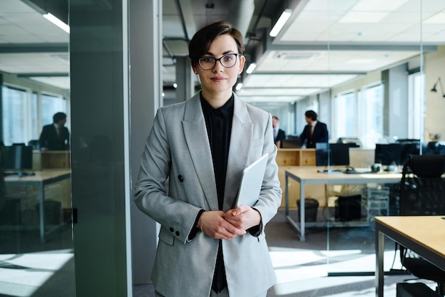 Femme d'affaires prospère en costume formel