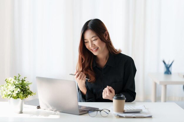 Femme d'affaires prospère excitée lorsque son concept de croissance de l'entreprise Finance