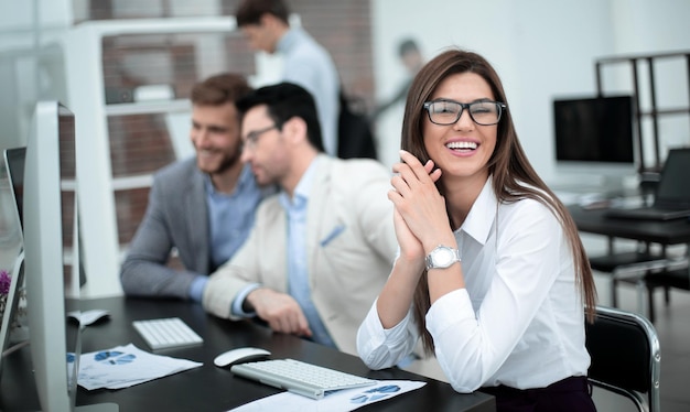 Femme d'affaires prospère sur le lieu de travail dans les gens d'affaires de bureau