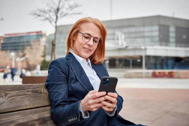 Cette femme d'affaires prospère prend en charge son bien-être entre travail et repos