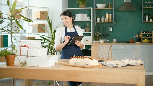 Photo une femme d'affaires prospère qui gère son entreprise travaille dans une cuisine confortable