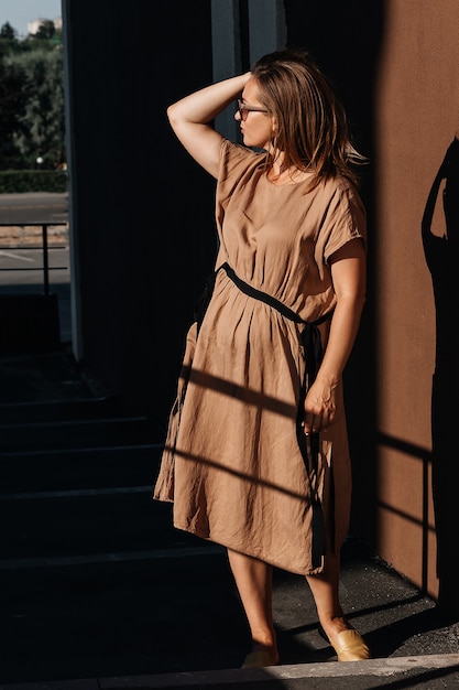 Photo une femme d'affaires prospère. le style d'une femme d'affaires.