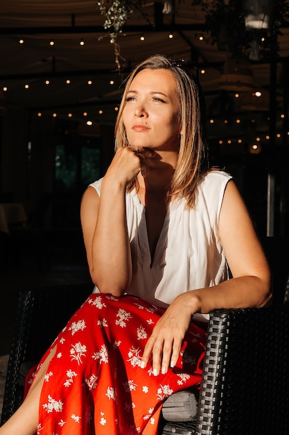 Photo une femme d'affaires prospère. le style d'une femme d'affaires.