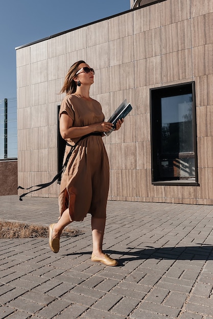 Photo une femme d'affaires prospère. le style d'une femme d'affaires.