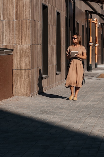 Photo une femme d'affaires prospère. le style d'une femme d'affaires.