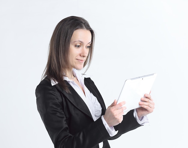 Femme d'affaires prospère avec tablette numérique isolée sur fond blanc