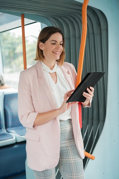 Femme d'affaires puissante utilisant les transports en commun pour se rendre à son travail