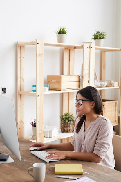 Femme d'affaires de race mixte à l'aide de PC