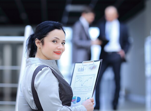 femme d'affaires avec rapport financier.