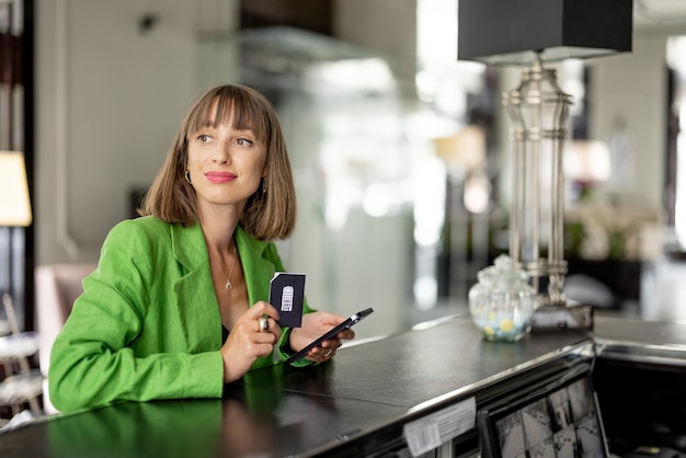 Femme D'affaires à La Réception D'un Hôtel De Luxe