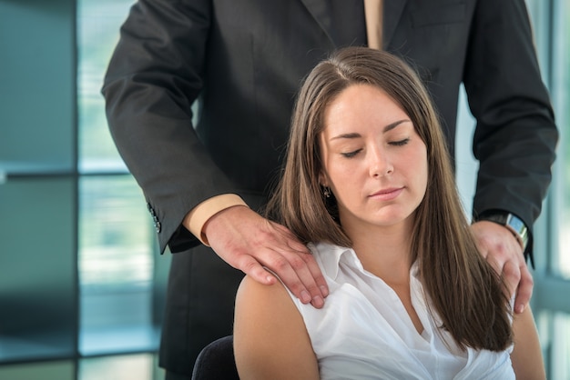 Femme d&#39;affaires recevant un backrub