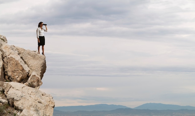 Femme d'affaires recherche un nouvel horizon, de nouvelles opportunités commerciales, de nouvelles affaires