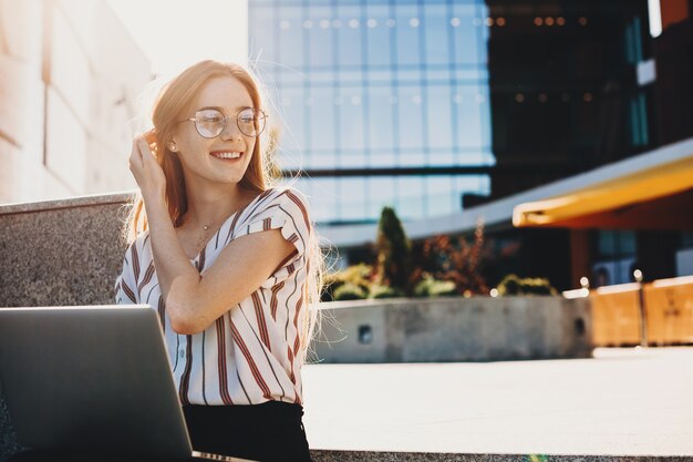 femme d'affaires à la recherche de suite tout en touchant ses cheveux