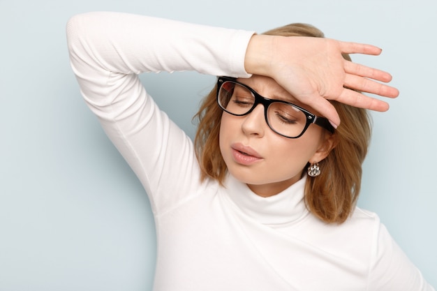 Femme d'affaires a reçu un coup de chaleur par temps chaud d'été, touchant son front, isolé. Respiration, pression.