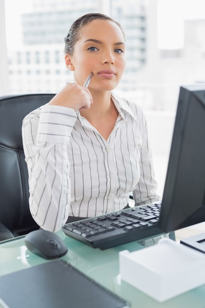 Femme d&#39;affaires réfléchie assis à son bureau