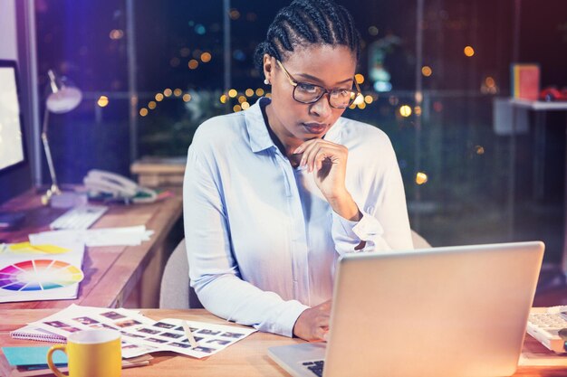 Photo femme d'affaires réfléchie travaillant sur un ordinateur portable