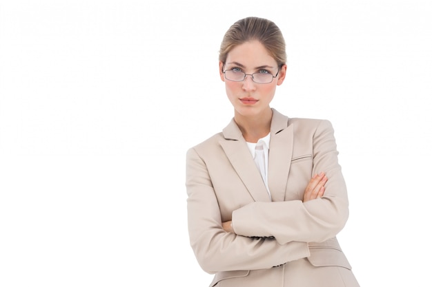 Femme d&#39;affaires en regardant la caméra avec les bras croisés