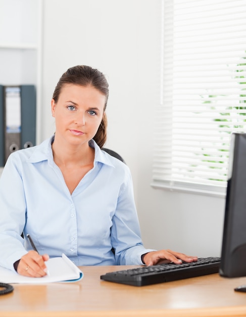 femme d&#39;affaires regardant dans la caméra