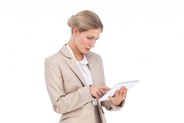 Femme d&#39;affaires en regardant une tablette numérique