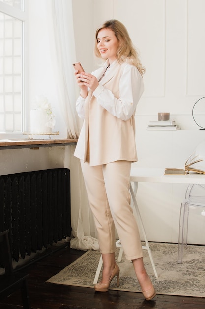 Femme d'affaires regardant le téléphone et souriant