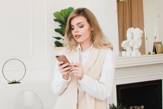 Femme d'affaires regardant le téléphone et souriant