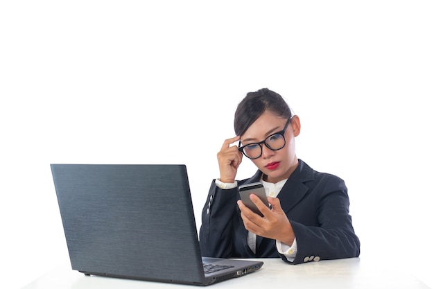 Femme d&#39;affaires en regardant le téléphone