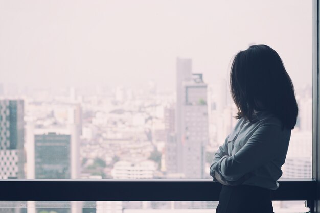 Femme affaires, regarder dehors, à, les, vue ville