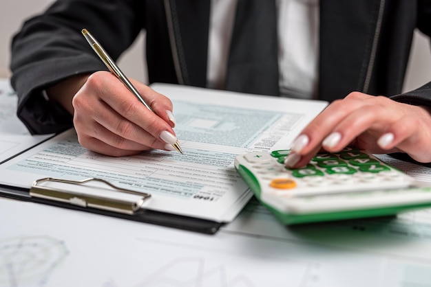 Femme d'affaires remplissant le formulaire fiscal américain 1040