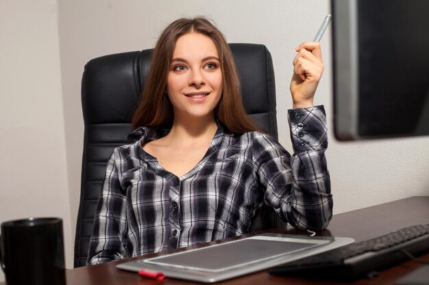 Femme d'affaires retouchant des photos pendant la pause-café au bureau