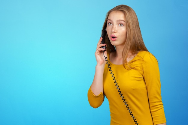 Femme d'affaires réussie et belle avec le téléphone