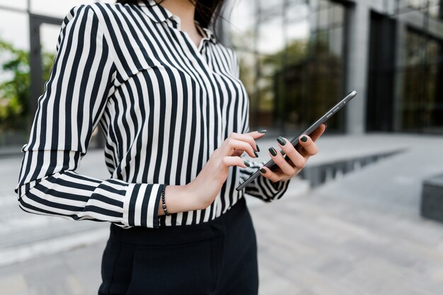 femme d&#39;affaires réussie à l&#39;extérieur avec tablette