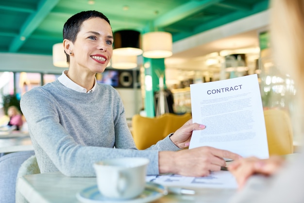 Femme d'affaires réussie faisant des affaires