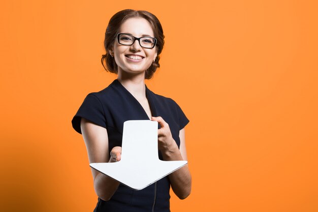 femme d'affaires réussie montrant le pointeur de papier dans ses mains