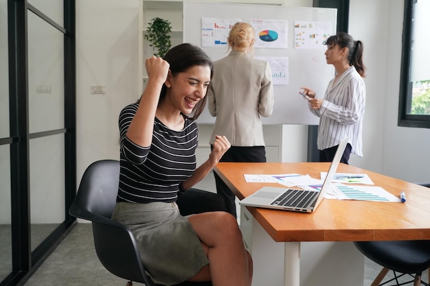 Femme d'affaires réussie à la recherche de confiance et souriante