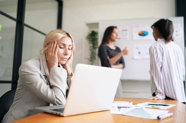 Femme d'affaires réussie à la recherche de confiance et souriante