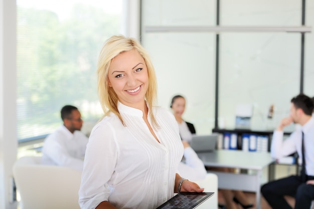 Femme d&#39;affaires réussie avec tablette au bureau