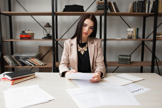 Femme d'affaires réussie, vérification des documents