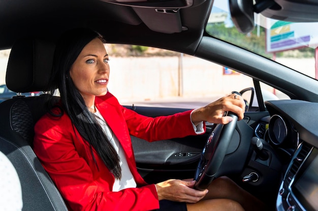 Femme d'affaires sur la route Voiture de luxe comme bureau mobile