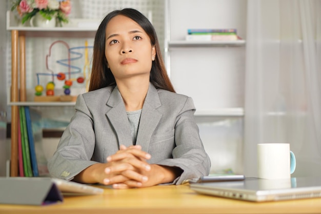 une femme d'affaires s'inquiète de la direction de l'entreprise qui a une chance de s'effondrer