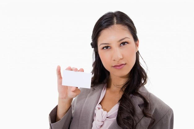 Femme d&#39;affaires avec sa carte de visite vierge